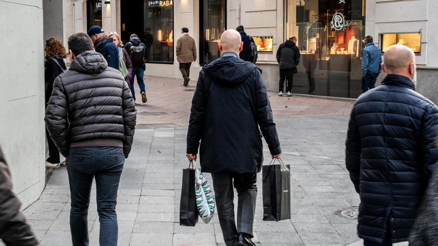 Imagen de comercios de la capital hispalense anunciando sus Rebajas de Invierno.
