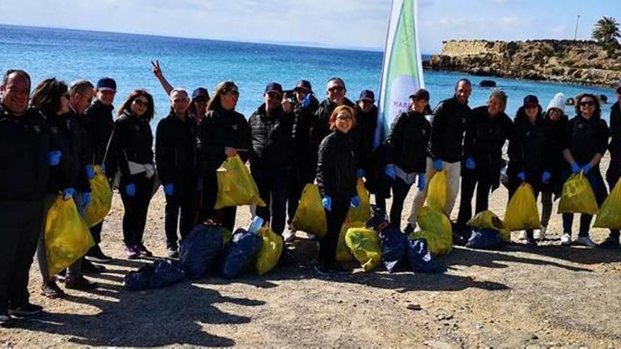 Los voluntarios de Bodegas Bocopa recogieron plásticos, latas y colillas.