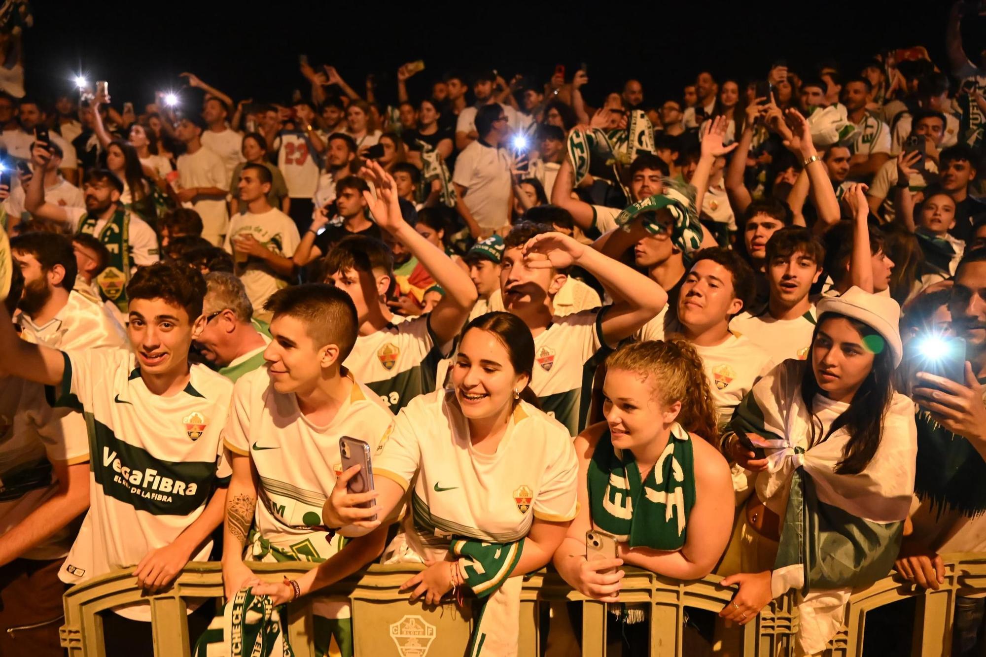 La afición del Elche recibe a los héroes del ascenso a su llegada al Martínez Valero