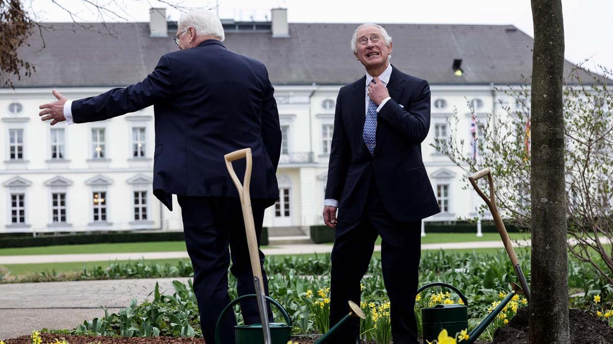 El rey Carlos III (izquierda) de Gran Bretaña y el presidente alemán, Frank-Walter Steinmeier, plantan un árbol en el jardín del palacio presidencial Bellevue en Berlín.