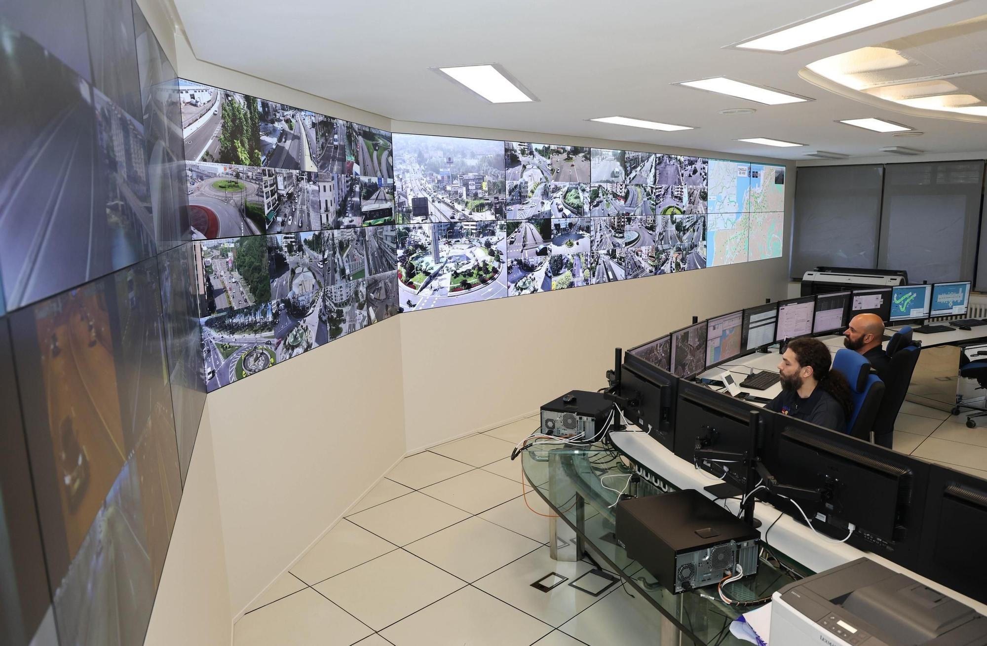 Visita a la sala de gestión de Movilidad del Concello de Vigo