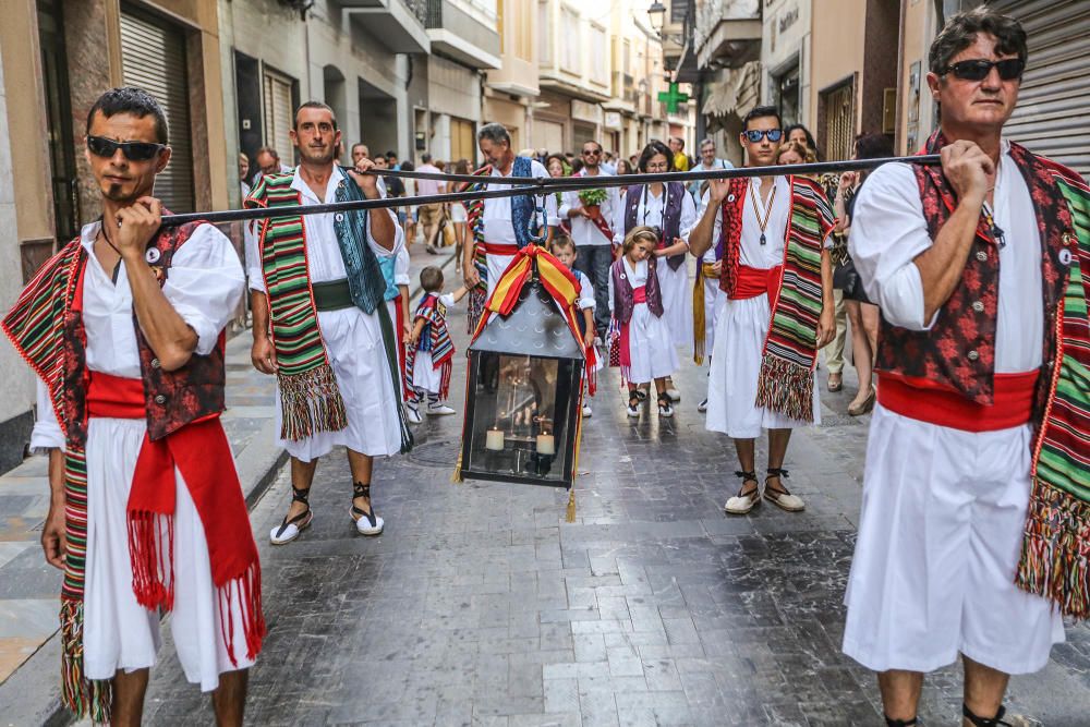 Centenares de callosinos participaron ayer en la tradicional comitiva por las principales calles del municipio vestidos con sus trajes huertanos.