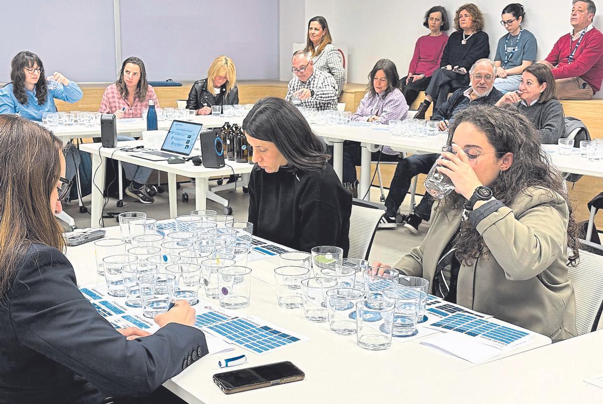 Algunhas das persoas participantes durante a cata de auga que tivo lugar este martes na sede de Veolia en Compostela.