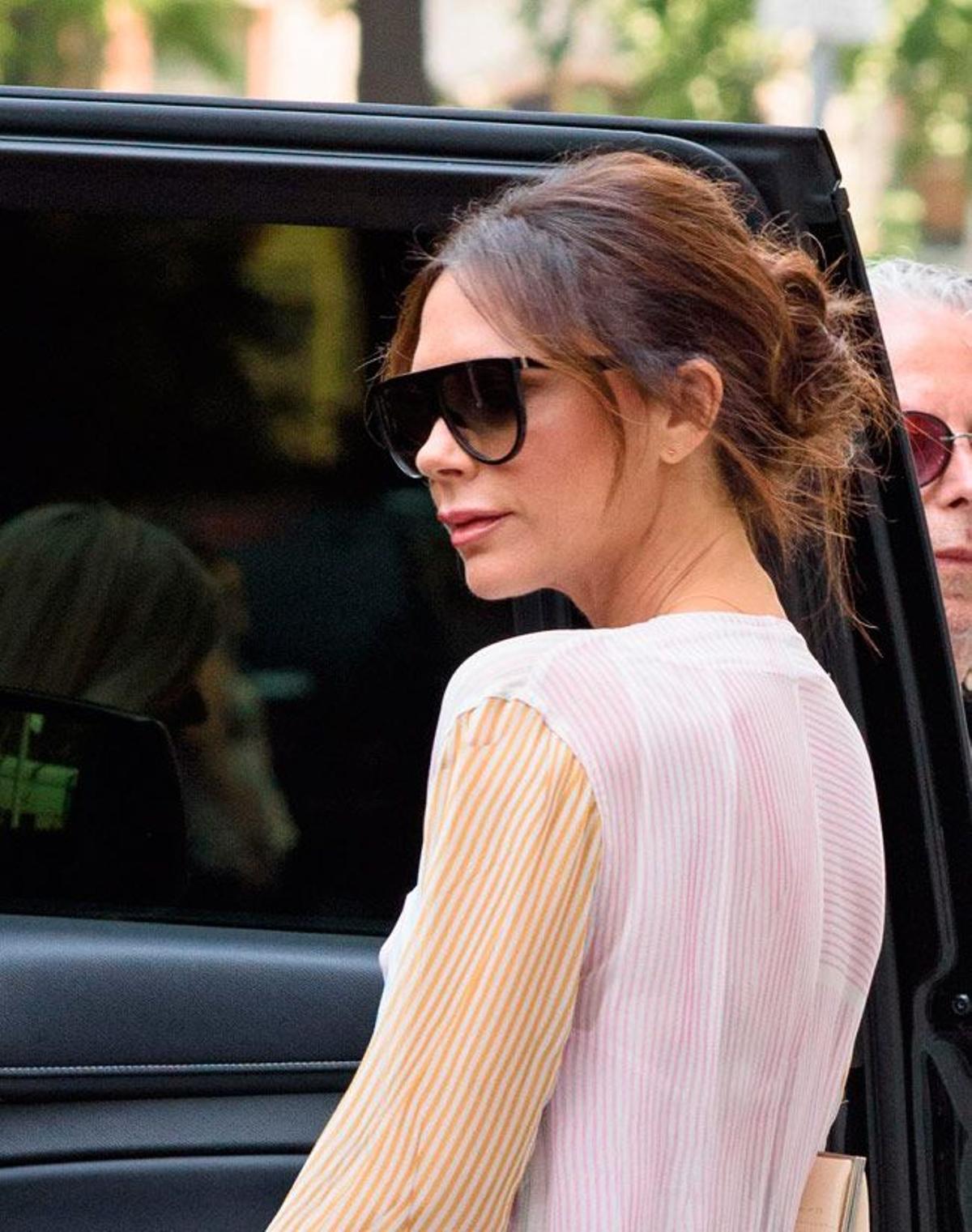 Victoria Beckham con moño desenfadado y look pastel