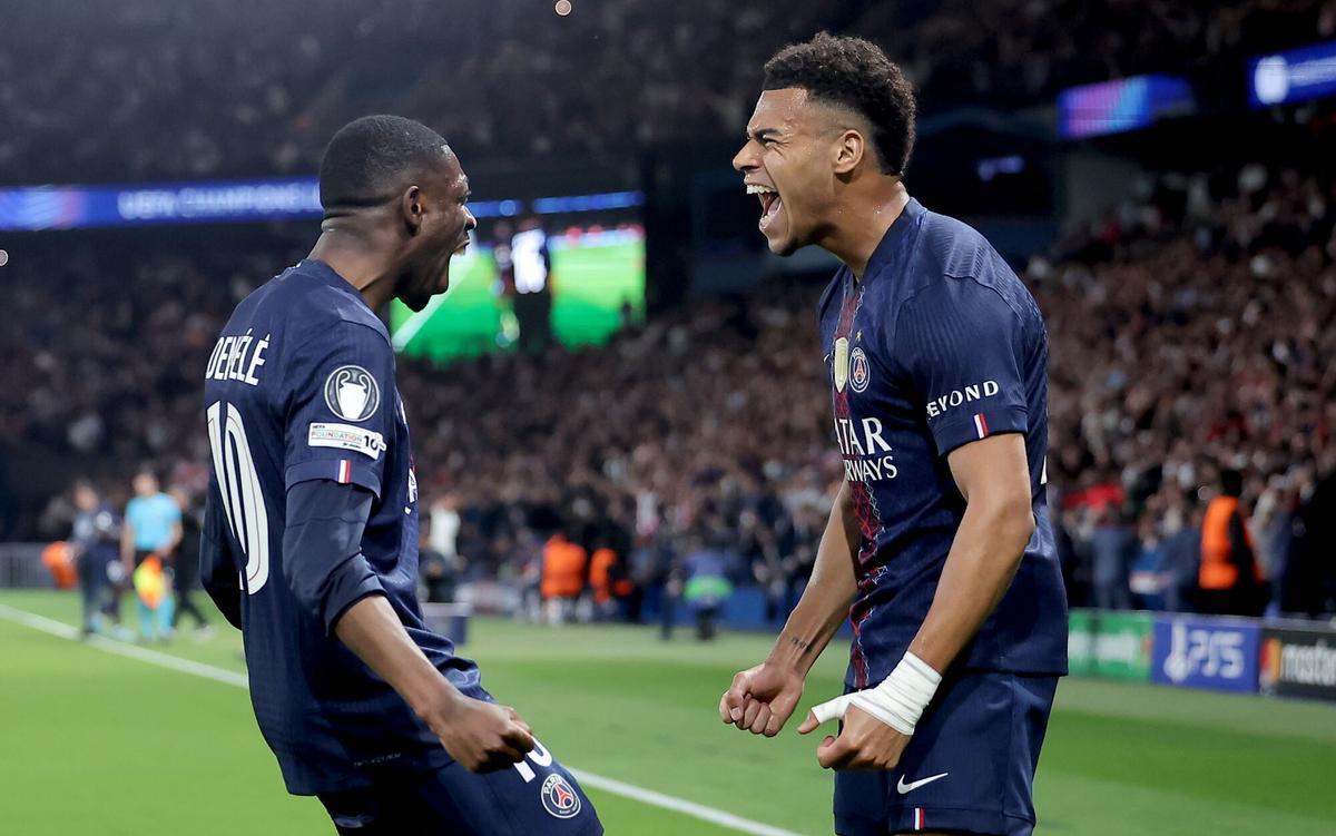 Desire Doue y Dembélé celebran un gol ante el Liverpool en la Champions.