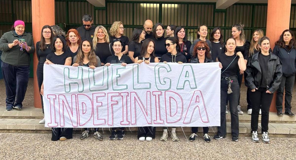 Docentes del colegio Óscar Esplá de Alicante, en apoyo a la huelga indefinida