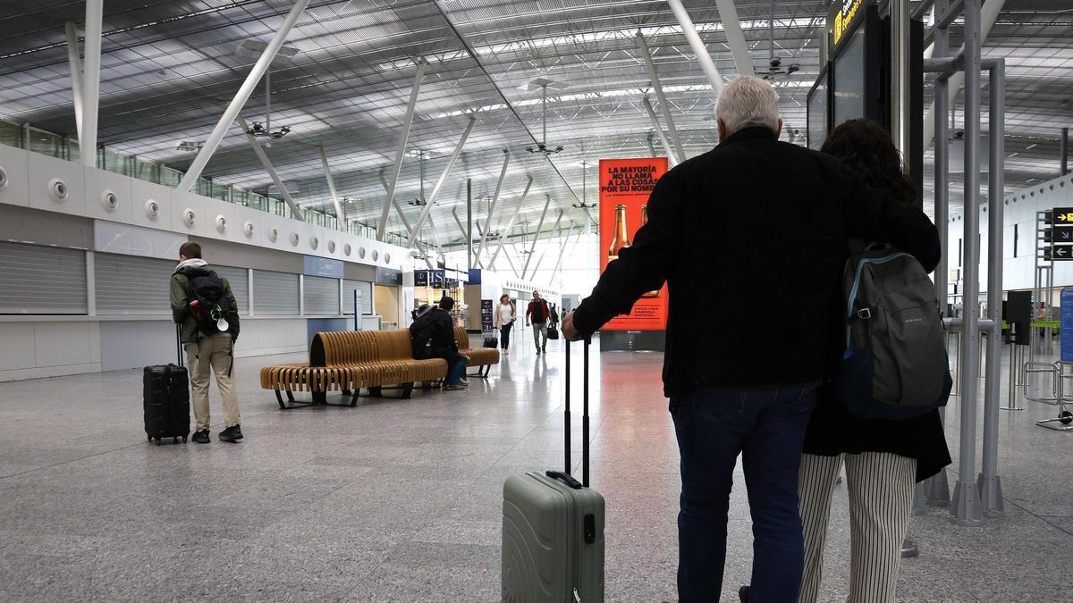 Pasajeros en el aeropuerto de Santiago-Rosalía de Castro.