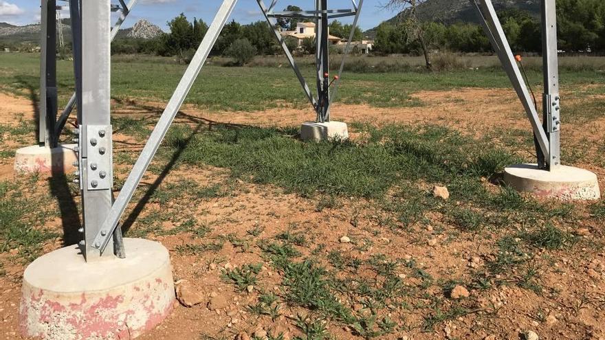 Torre metálica plantada cerca del instituto y la subestación de la ciudad.