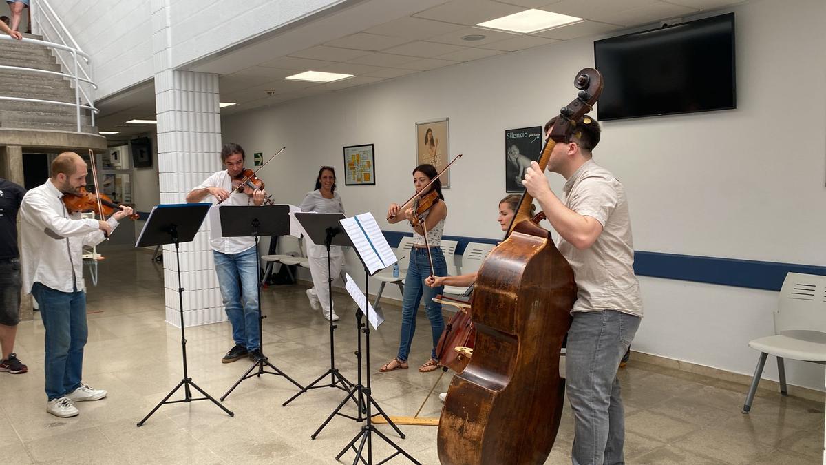 Más de 50 músicos ofrecen un recital sinfónico en el Hospital General de Elda
