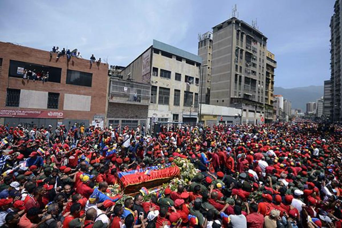 Milers de seguidors acompanyen el cotxe fúnebre que transporta el taüt del president Hugo Chávez en el seu camí a l’Hospital Militar.
