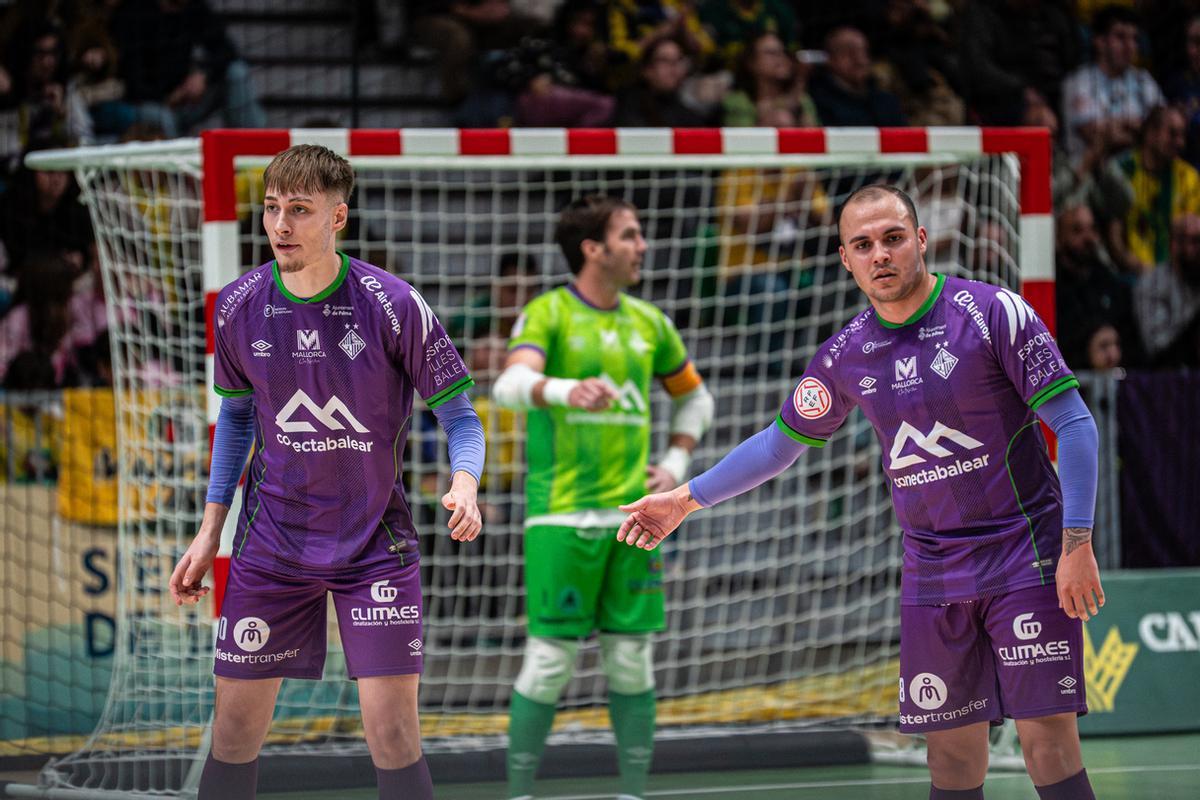Adrián López, junto a Fabinho, en el duelo en Jaén.