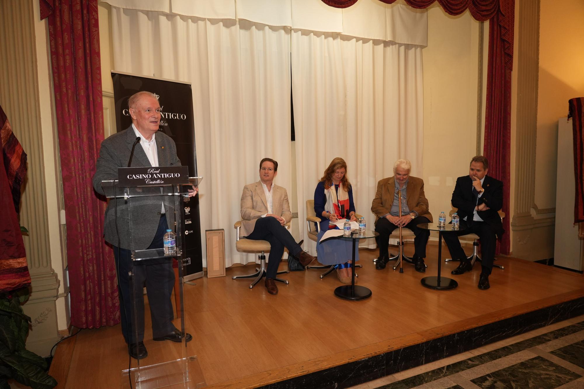 El pintor Forner entrega su retrato al maestro Tebar en el Casino Antiguo de Castelló