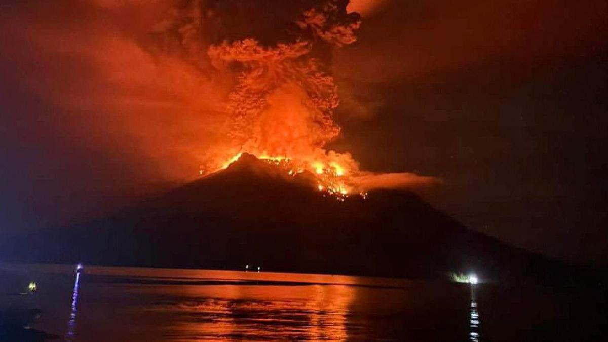 Miles de evacuados por una erupción volcánica con riesgo de tsunami en Indonesia
