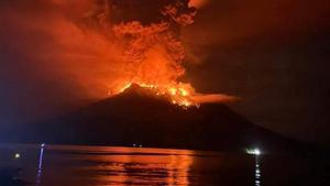 Miles de evacuados por una erupción volcánica con riesgo de tsunami en Indonesia