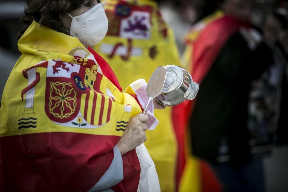 Cacerolada contra el gobierno en la plaza San Miguel, en Oviedo