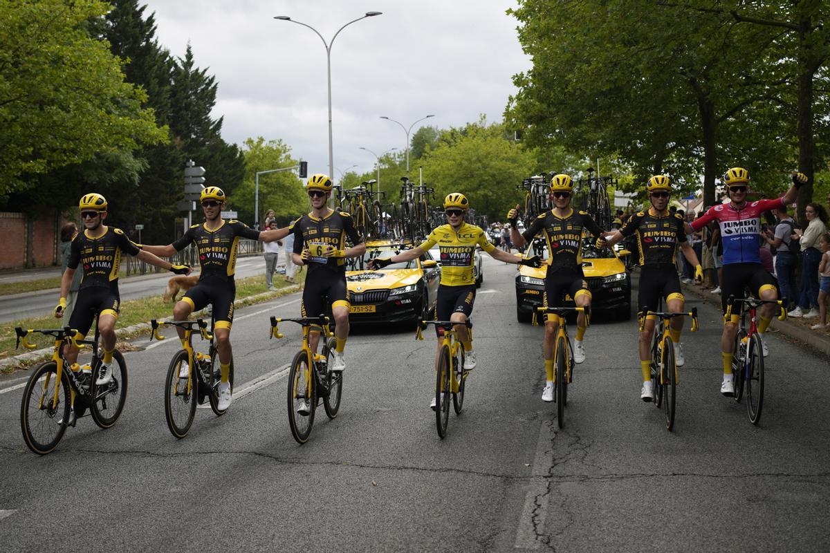 Saint-quentin-en-yvelines (France), 23/07/2023.- Yellow Jersey overall leader Danish rider Jonas Vingegaard (C) of team Jumbo-Visma poses with his teammates during the 21st and final stage of the Tour de France 2023 over 115kms from Saint-Quentin-en-Yvelines to Paris Champs-Elysee, France, 23 July 2023. (Ciclismo, Francia) EFE/EPA/DANIEL COLE / POOL