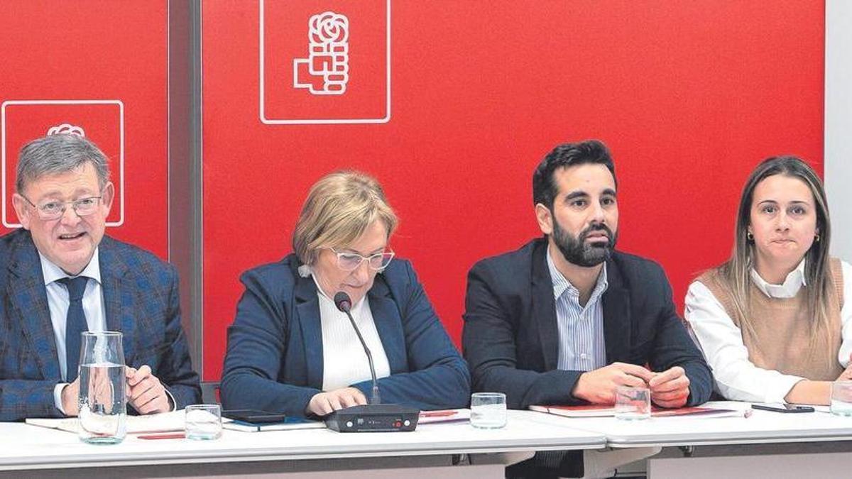 Pilar Bernabé, Ximo Puig, Ana Barceló, José Muñoz y Tània Baños, en la ejecutiva de ayer del PSPV