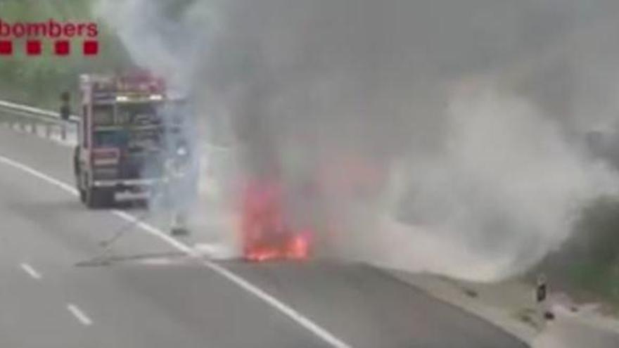 Un incendi en un cotxe obliga a tallar parcialment l&#039;autopista AP-7 a Pontós