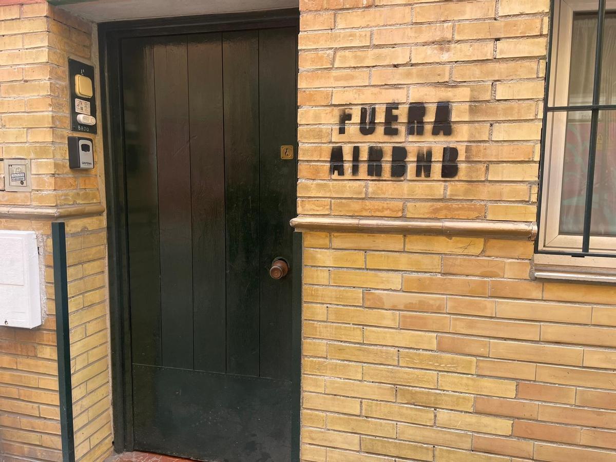 Pintada de "Fuera Airbnb" en pisos turísticos en el entorno de la Alameda