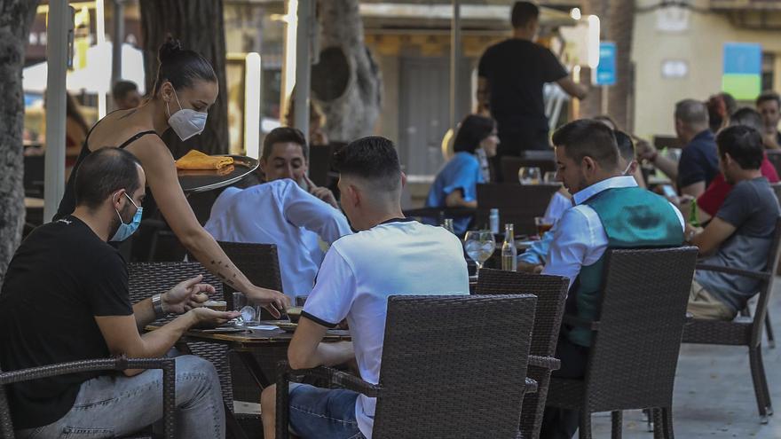 La terraza de un negocio de hostelería situado en Elche.