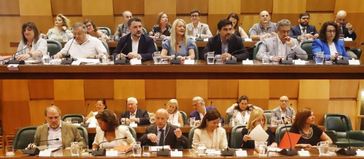 Así quedan las bancadas: la de arriba es la de la izquierda, con el PSOE, ZeC y Vox; la de abajo la de la derecha, con el PP en solitario.