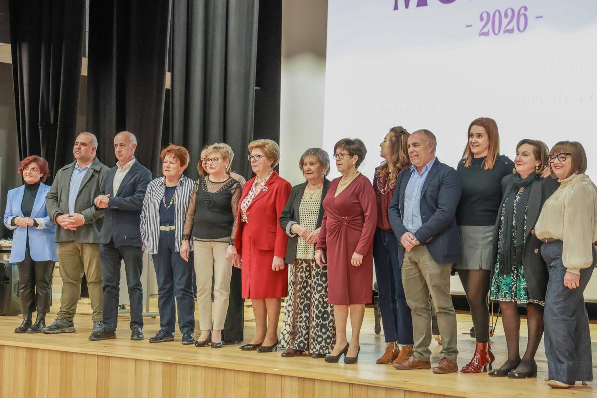 Mujeres galardonadas y autoridades durante el transcurso de la gala.
