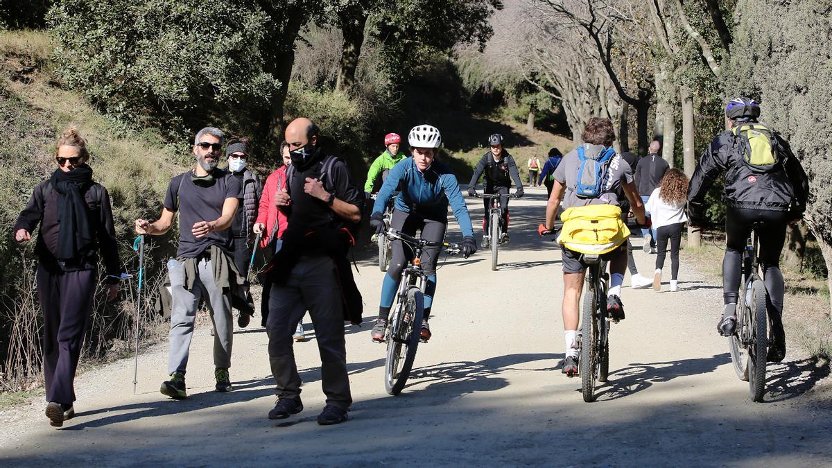 Bicis y caminantes comparten espacio en una de las pistas que enlaza la carretera de las Aigües y el Tibidabo Bicis y caminantes comparten espacio en una de las pistas que enlaza la carretera de las Aigües y el Tibidabo