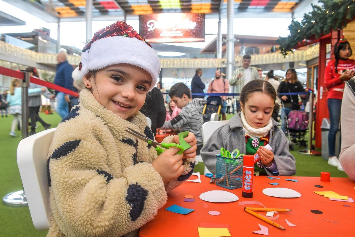 Martina y Lianna mientras hacen manualidades en el taller de Papá Noel.