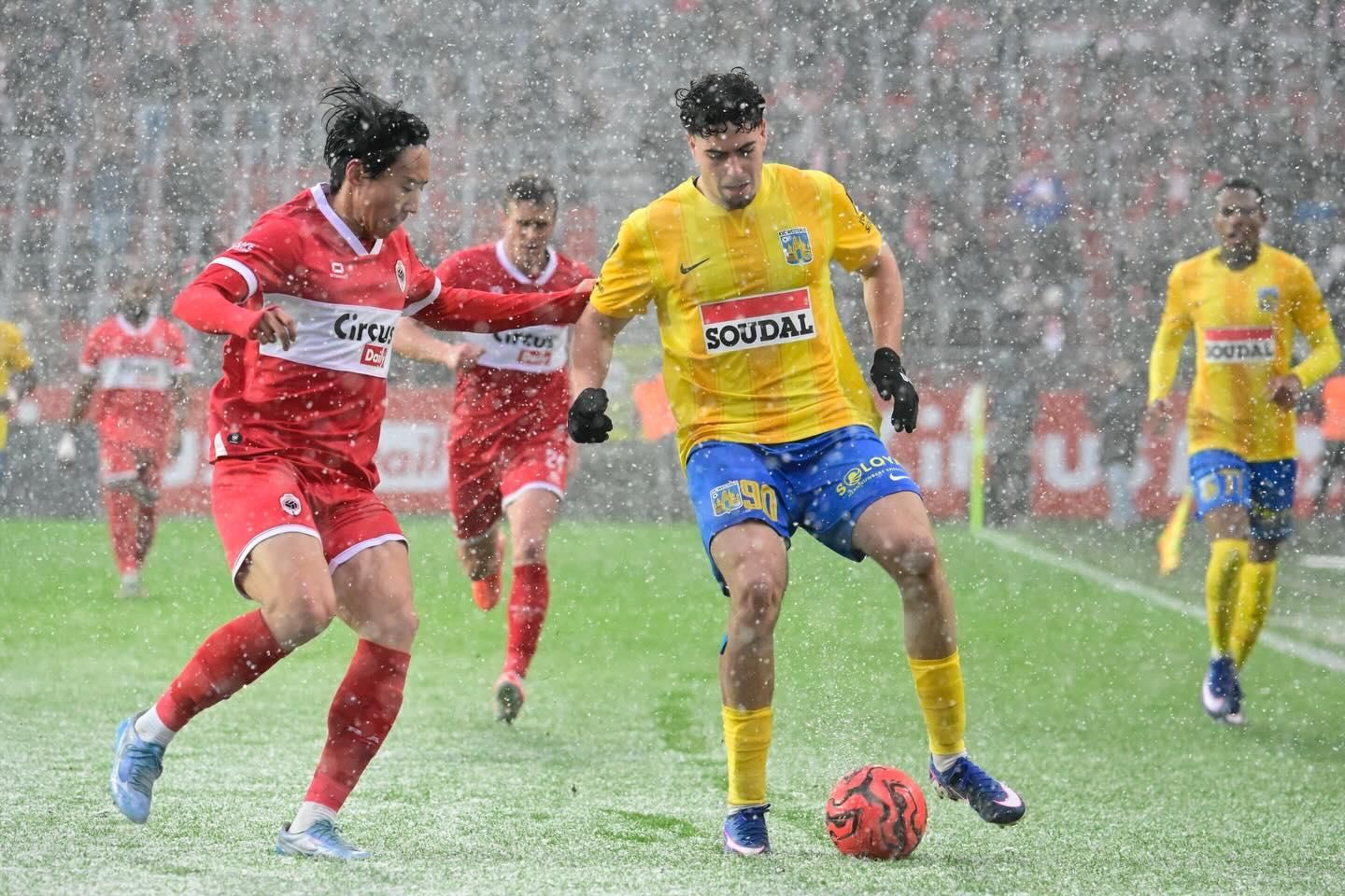Nacho Ferri, con el balón, con la camiseta del Westerlo.