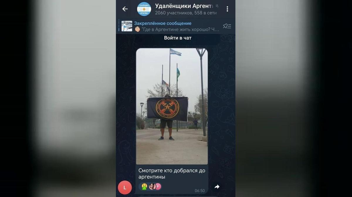 Captura de pantalla de una fotografía en la que un ruso muestra la insignia de Wagner en la periferia de Buenos Aires, con un comentario del internauta que la identificó: "Miren quién ha llegado a Argentina".