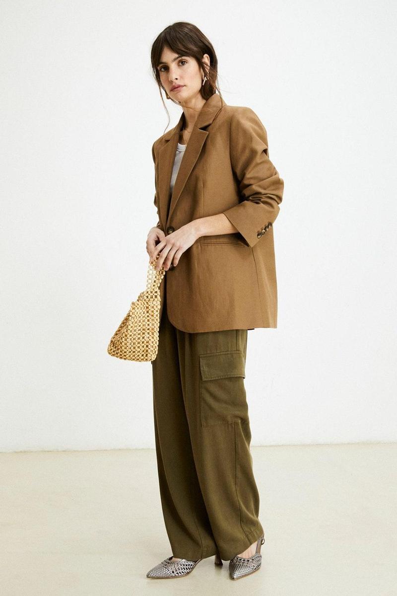Los pantalones cargo de vestir de Nuria Roca hacen tipazo a los 50:  fluidos, modernos y elegantes