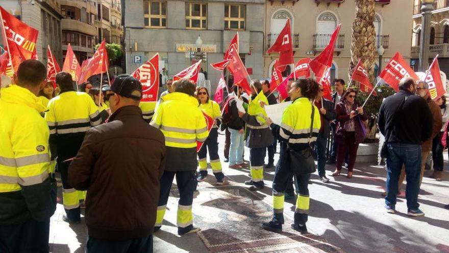 Protesta de los empleados de la planta de Els Cremats por el bloqueo en el convenio laboral