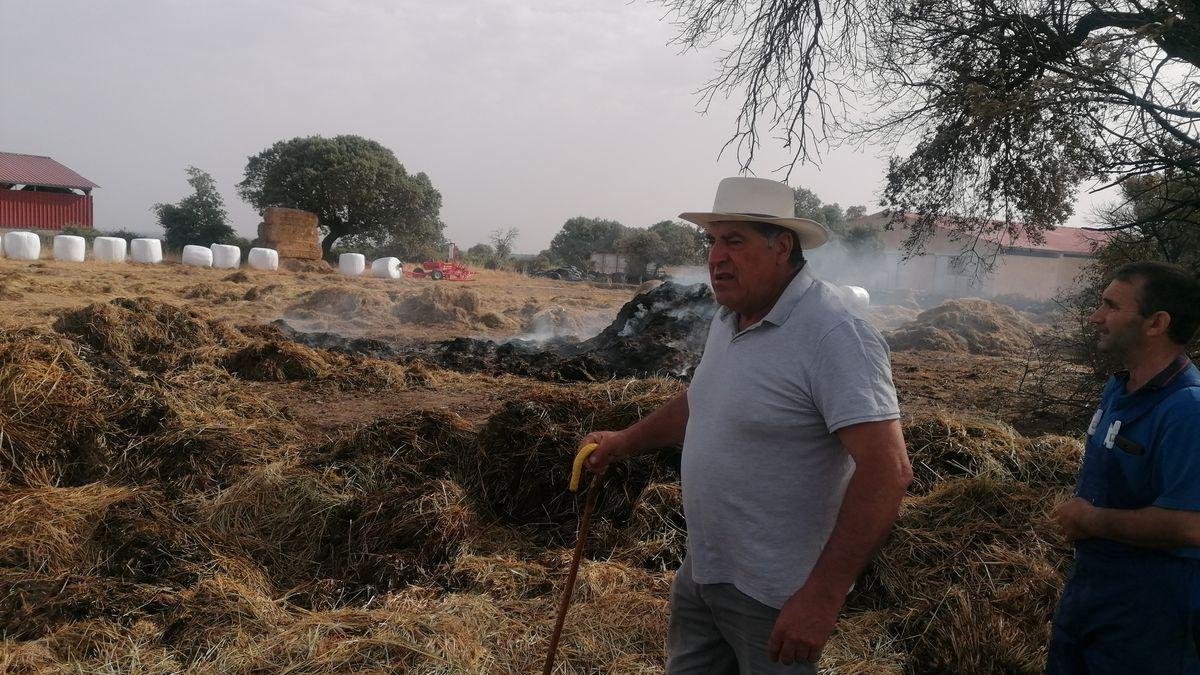 El alcalde de Piñuel, Carlos Santos, junto al ganadero Ismael Garrote en la zona del incendio.