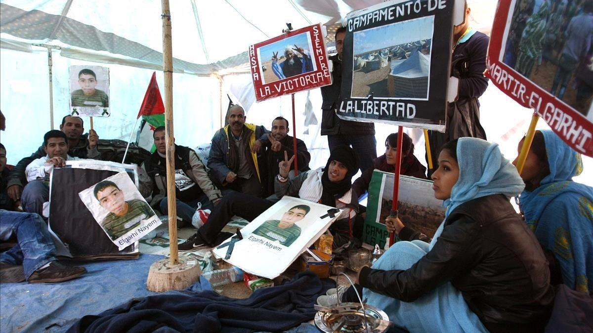 Refugiados saharauis, en la plaza España de Madrid, en una imagen de archivo.