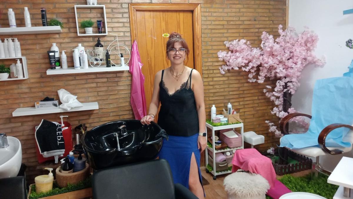 Hermi en su peluqueria y salón de estética unisex de la playa de Xeraco