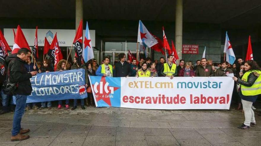 Una protesta, este año, de trabajadores de Extel en A Coruña para denunciar sus condiciones laborales.