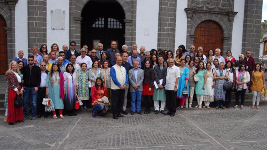 La comunidad hindú entrega diez toneladas de alimentos a la Isla