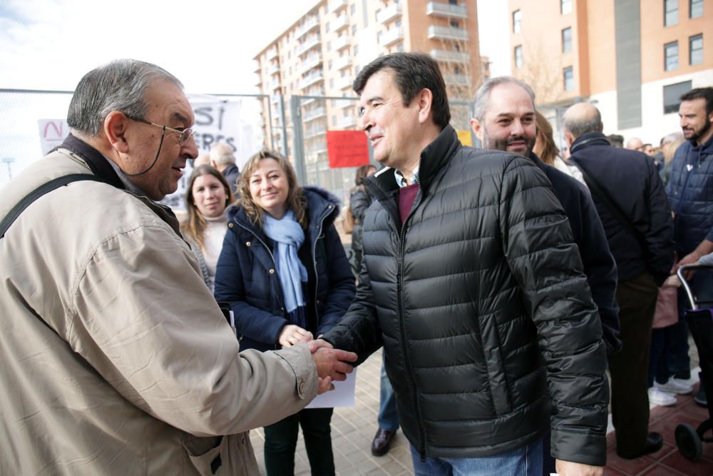 Manifestación vecinal en contra de los talleres de la T2 en Quatre Carreres