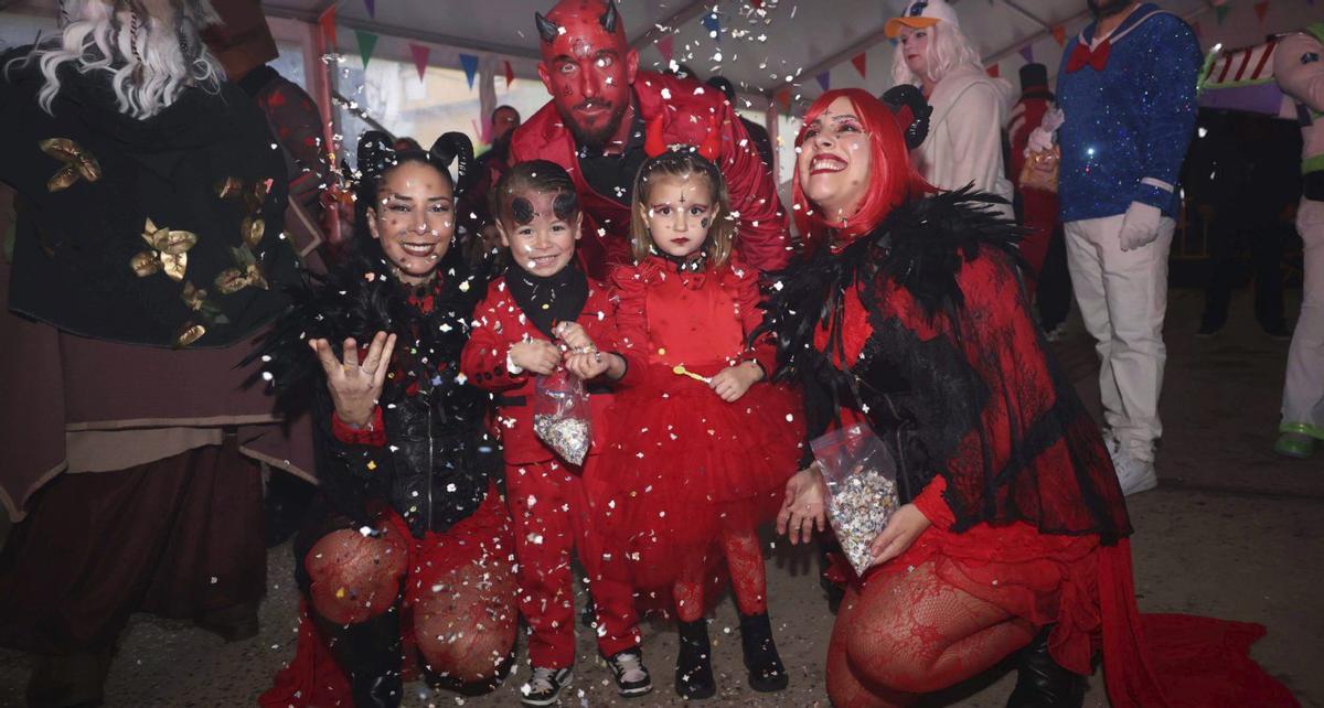 La carpa de O Regueiro concentró la actividad durante la tarde del Luns de Entroido | NOÉ PARGA