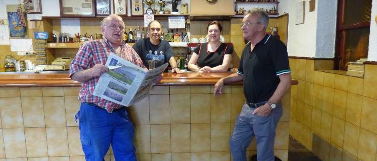 Por la izquierda, Tino Olay, Julio y Emilia Castaño y Pedro Nuño, ayer, en el bar.