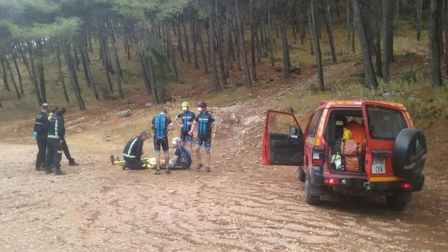 Servicio de emergencia del Consorcio de Bomberos atendiendo al ciclista.