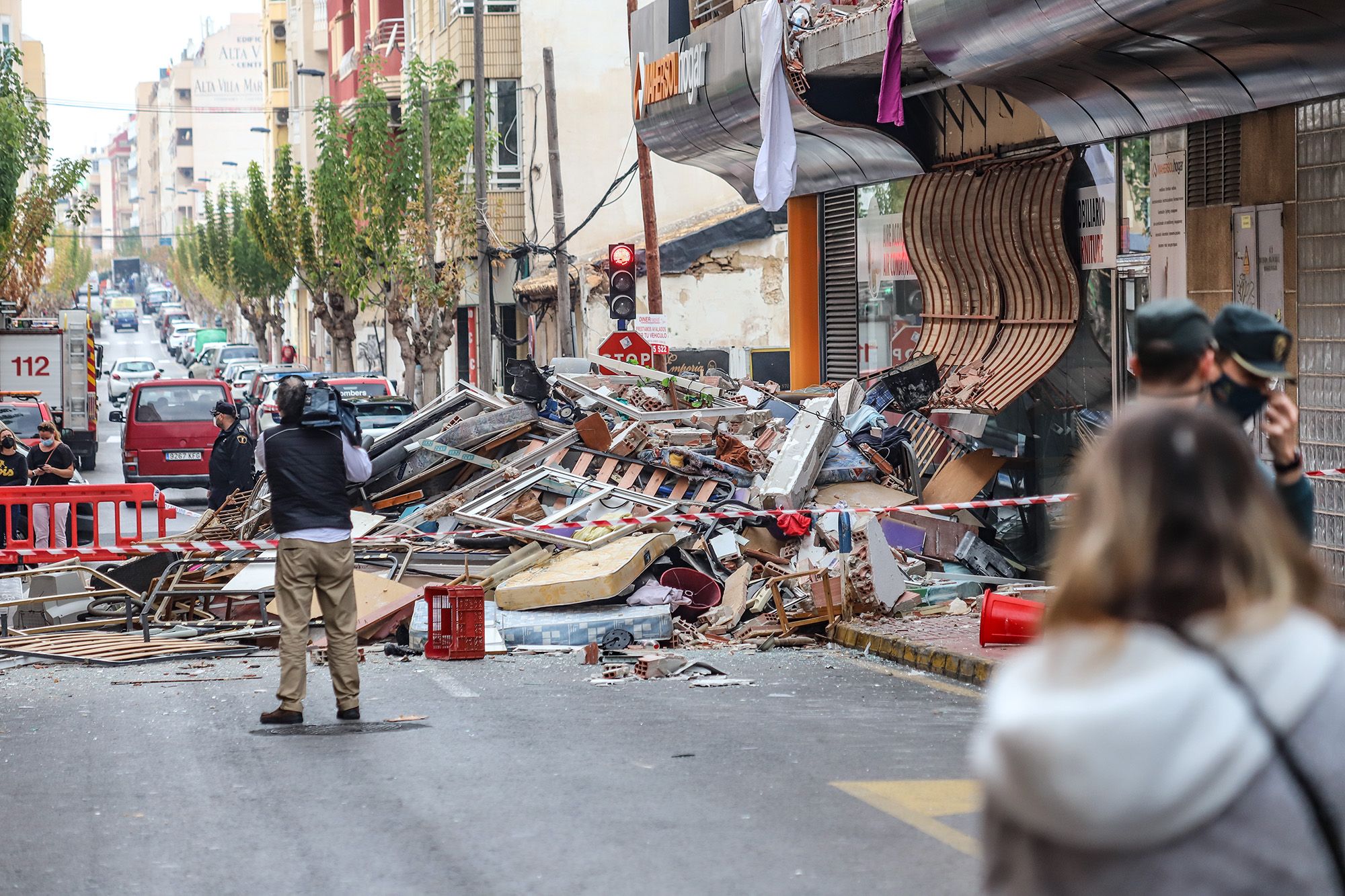 Una gran explosión destroza un edificio de Torrevieja