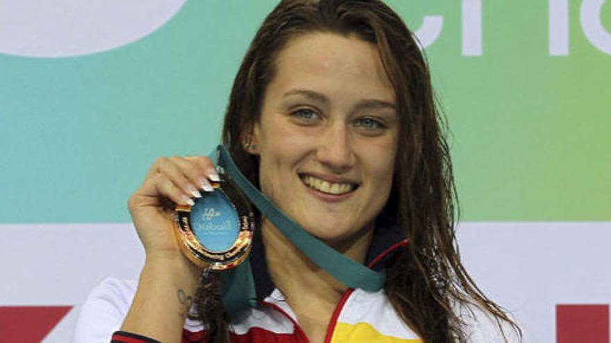 Mireia Belmonte Garcia posa con su medalla de oro en el podio de la final femenina de los 200 metros mariposa.