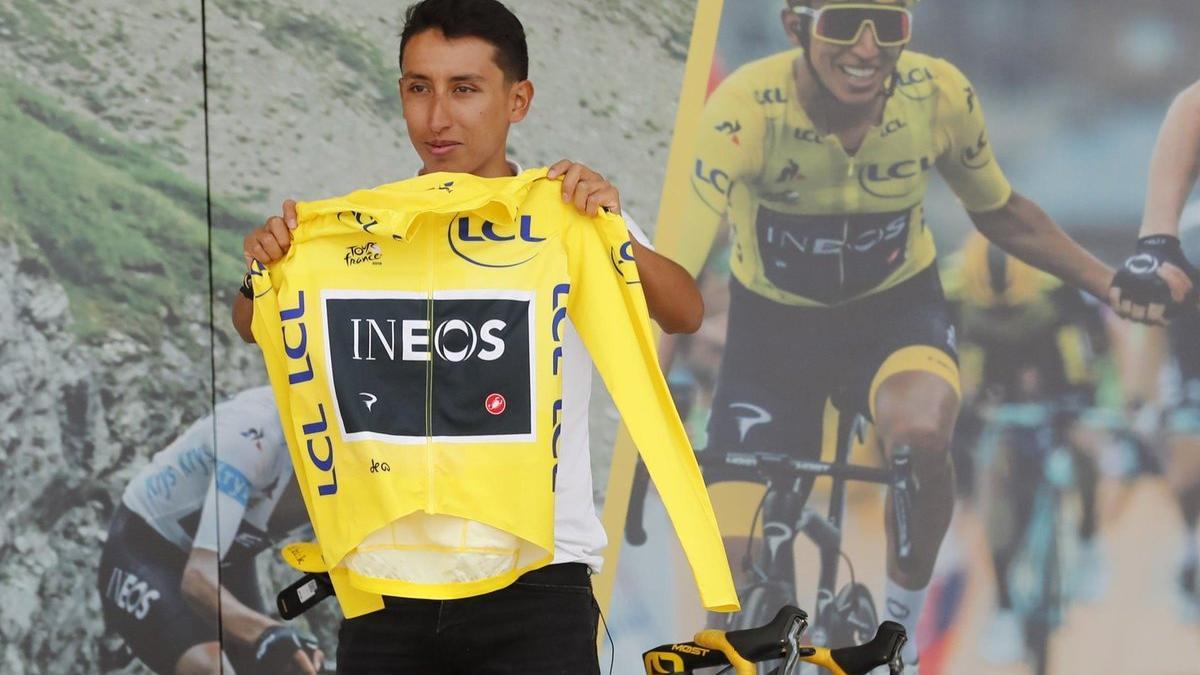 Egan Bernal enseñando el maillot amarillo a su público colombiano
