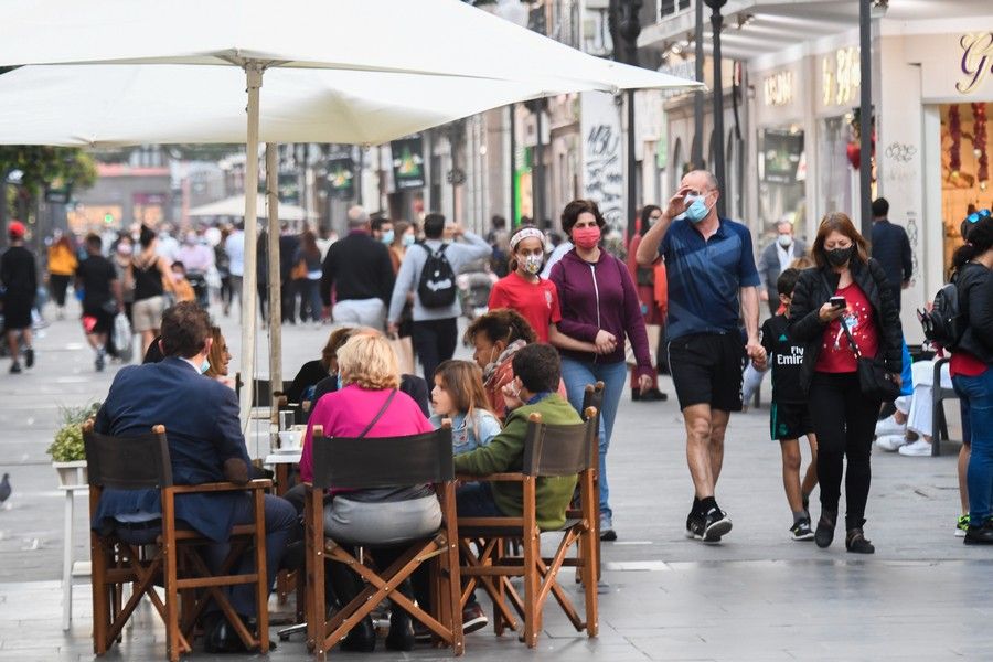 Comercios en la calle de Triana durante la campaña de Navidad y Reyes