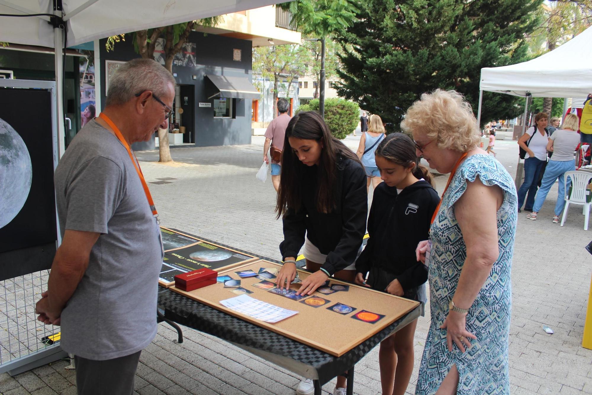 La Feria de Asociaciones llena la calle la Vía de entidades sin ánimo de lucro