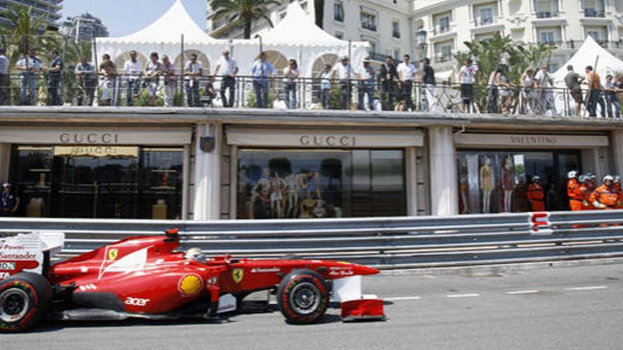 Alonso pilota en el circuito urbano de Mónaco