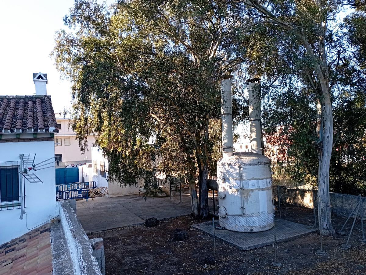 Instalaciones de la estación de bombeo en la parcela de Fomento, desde otro chalé vecino, el pasado febrero.