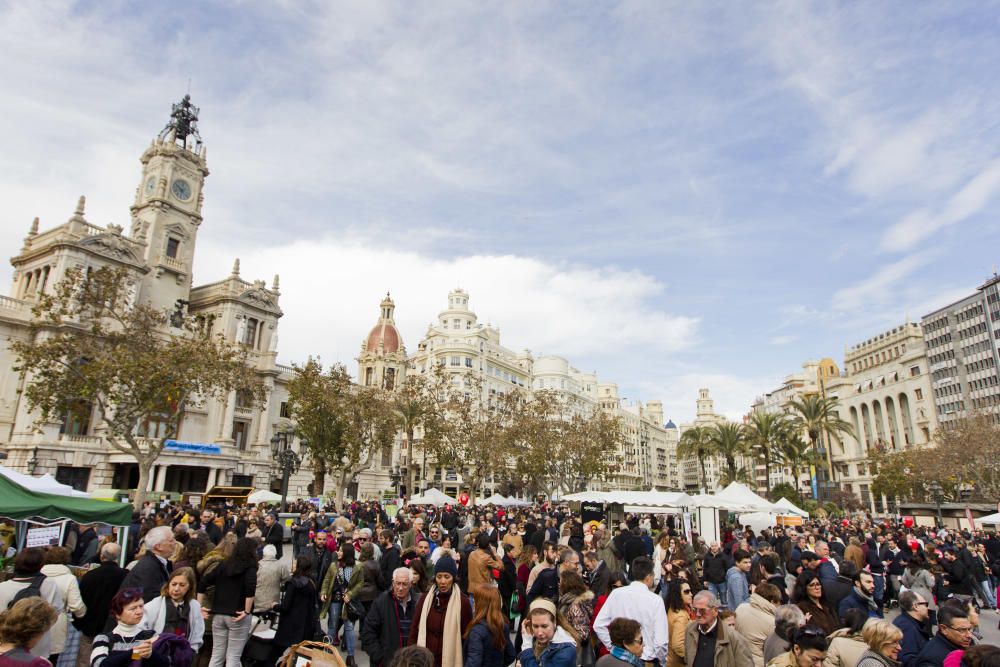 Mercado ecológico en la plaza del Ayuntamiento de Valencia