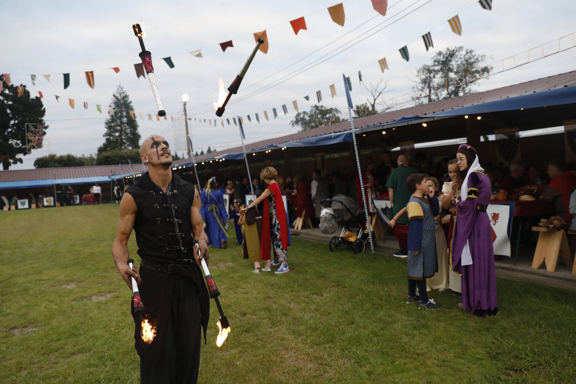 Exconxuraos hasta la bandera: espectacular noche en Llanera, con la gran cena medieval y la fiesta del fuego